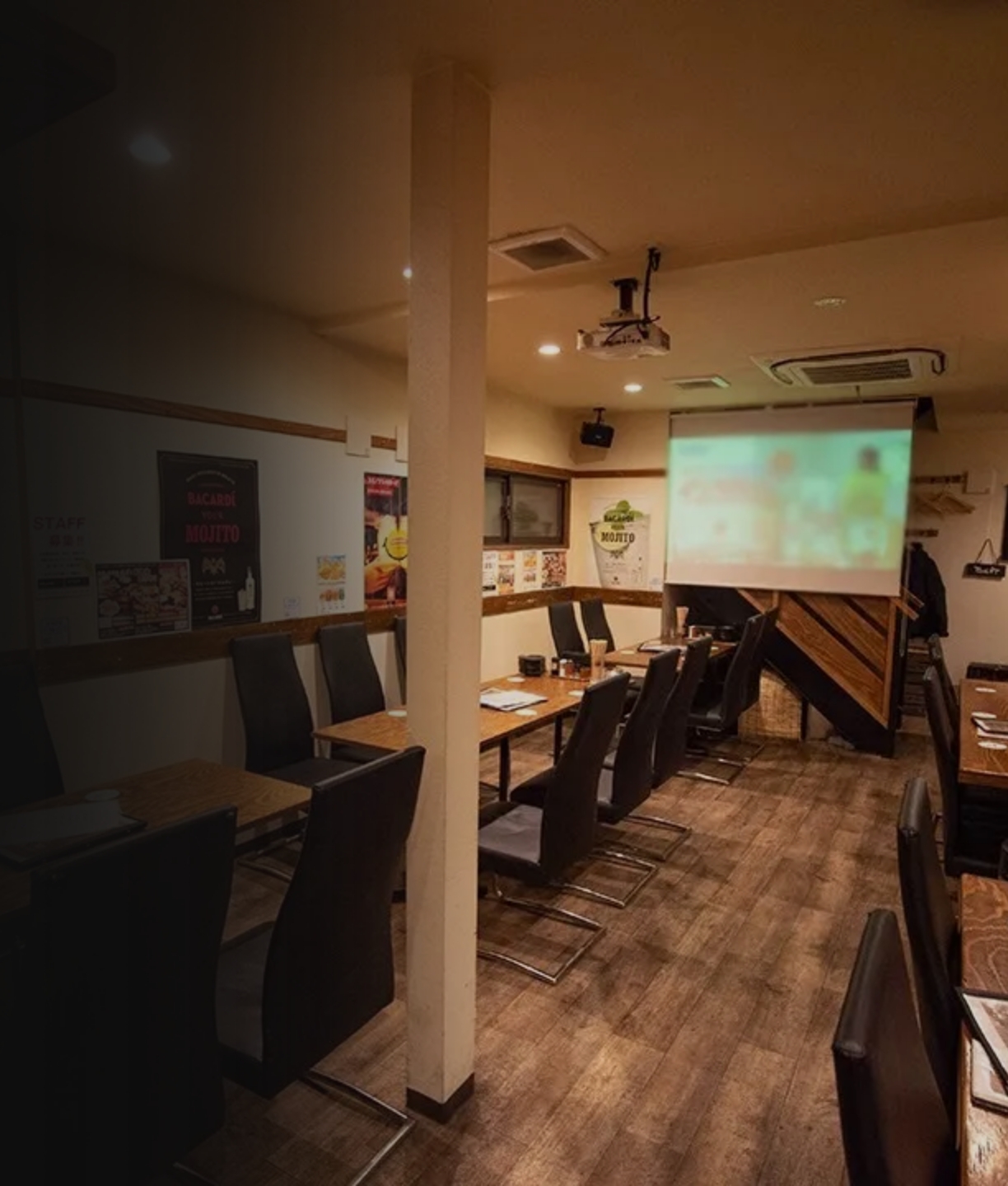 大型スクリーンでスポーツ観戦